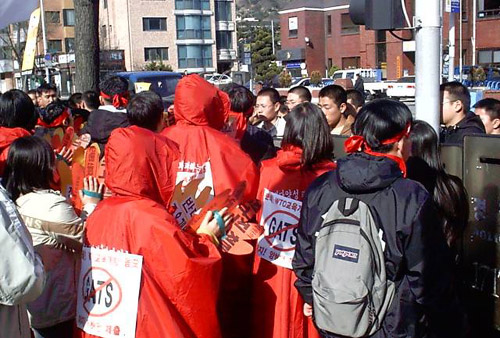 공투본 대표들이 항의서한을 전달하기 위해 청와대로 이동하려 하자 경찰이 저지하고 있다 